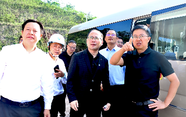 宜賓市南溪區(qū)委書記、南溪經(jīng)開區(qū)黨工委書記劉剛率隊調(diào)研遠東宜賓智能產(chǎn)業(yè)園